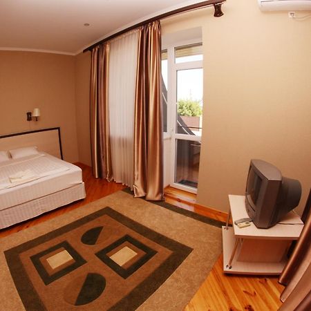 Uyut Hotell Tjernihiv Exteriör bild