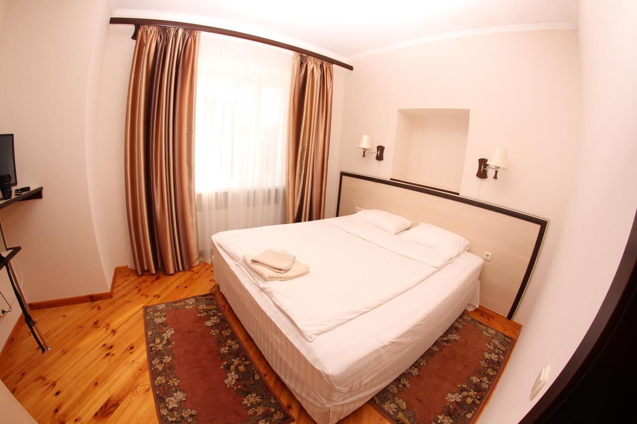 Uyut Hotell Tjernihiv Exteriör bild