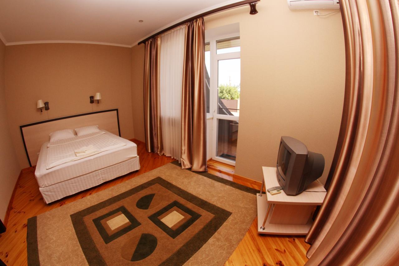 Uyut Hotell Tjernihiv Exteriör bild