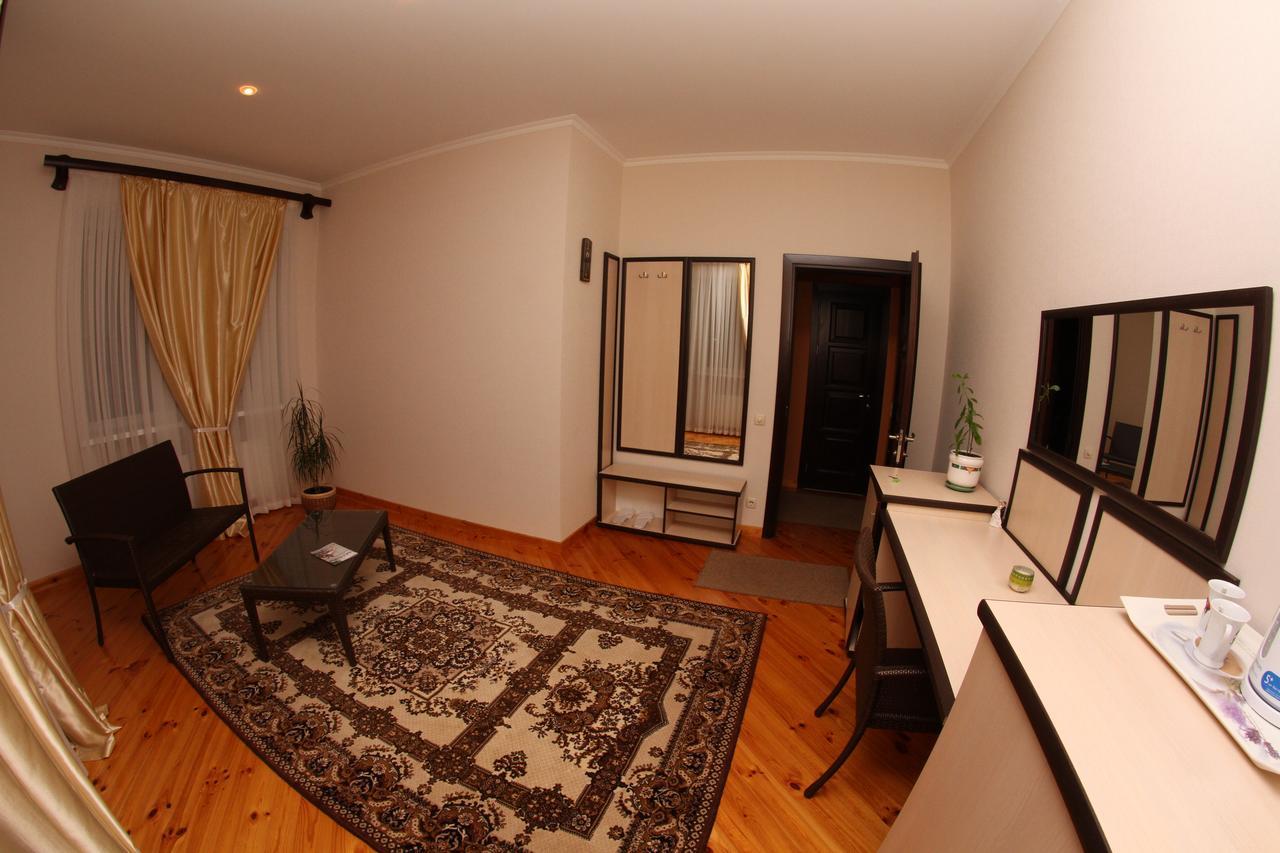 Uyut Hotell Tjernihiv Exteriör bild