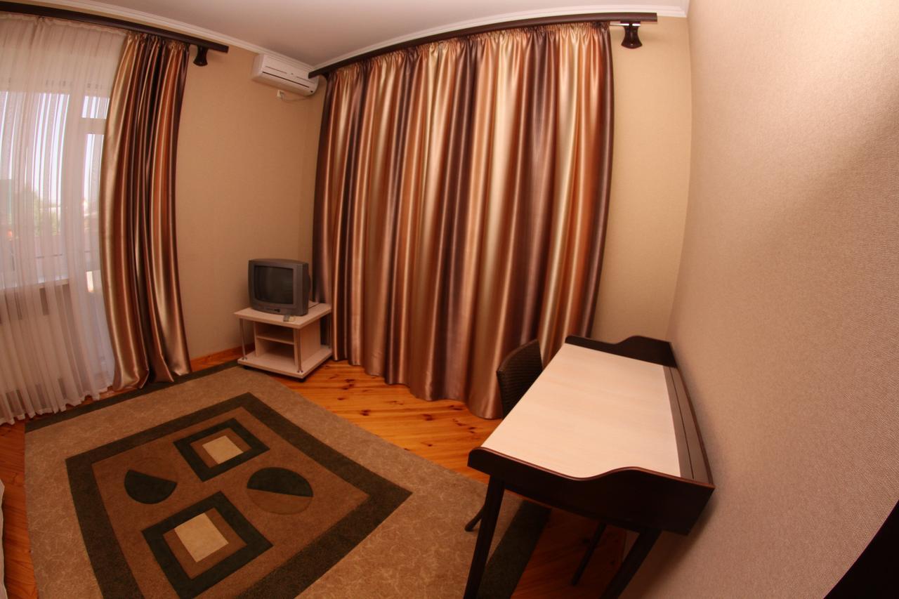 Uyut Hotell Tjernihiv Exteriör bild
