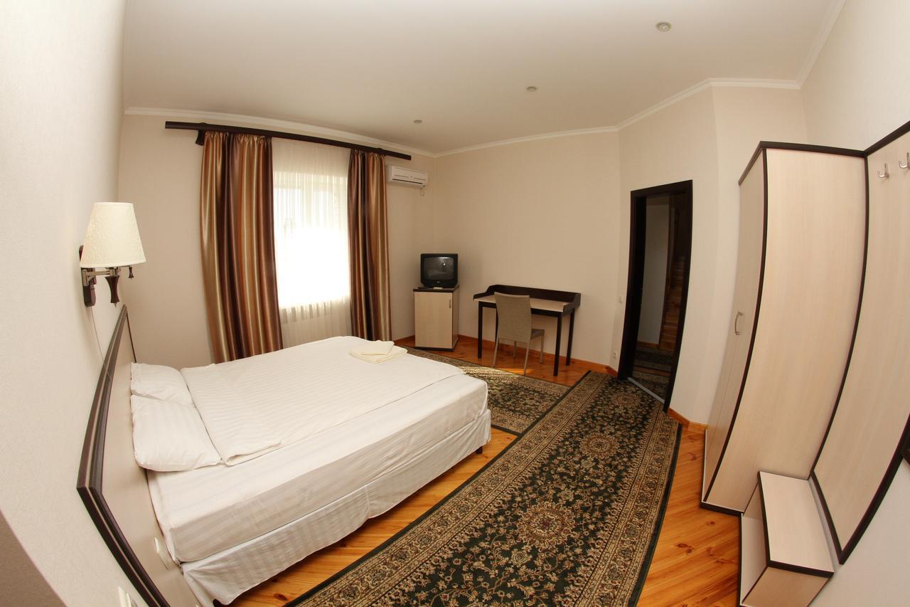 Uyut Hotell Tjernihiv Exteriör bild