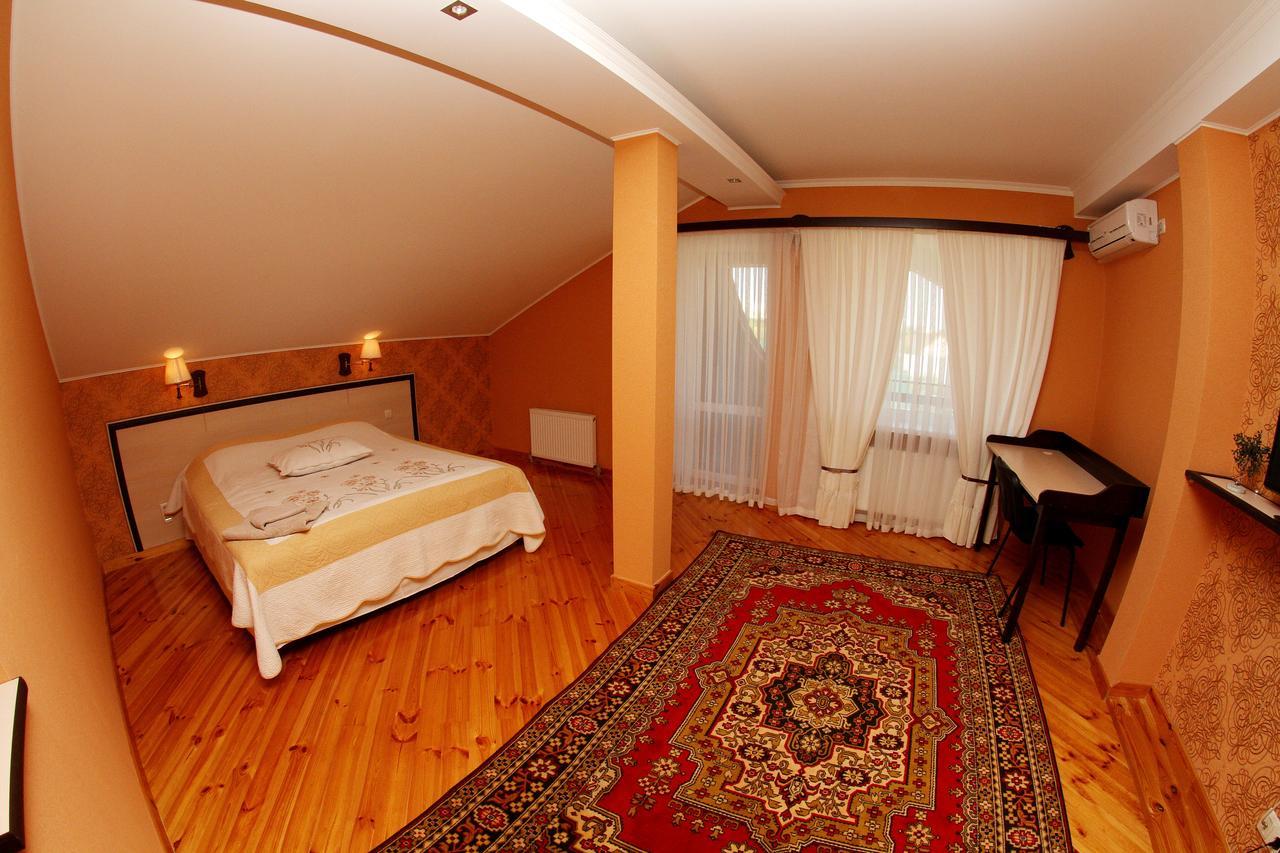 Uyut Hotell Tjernihiv Exteriör bild