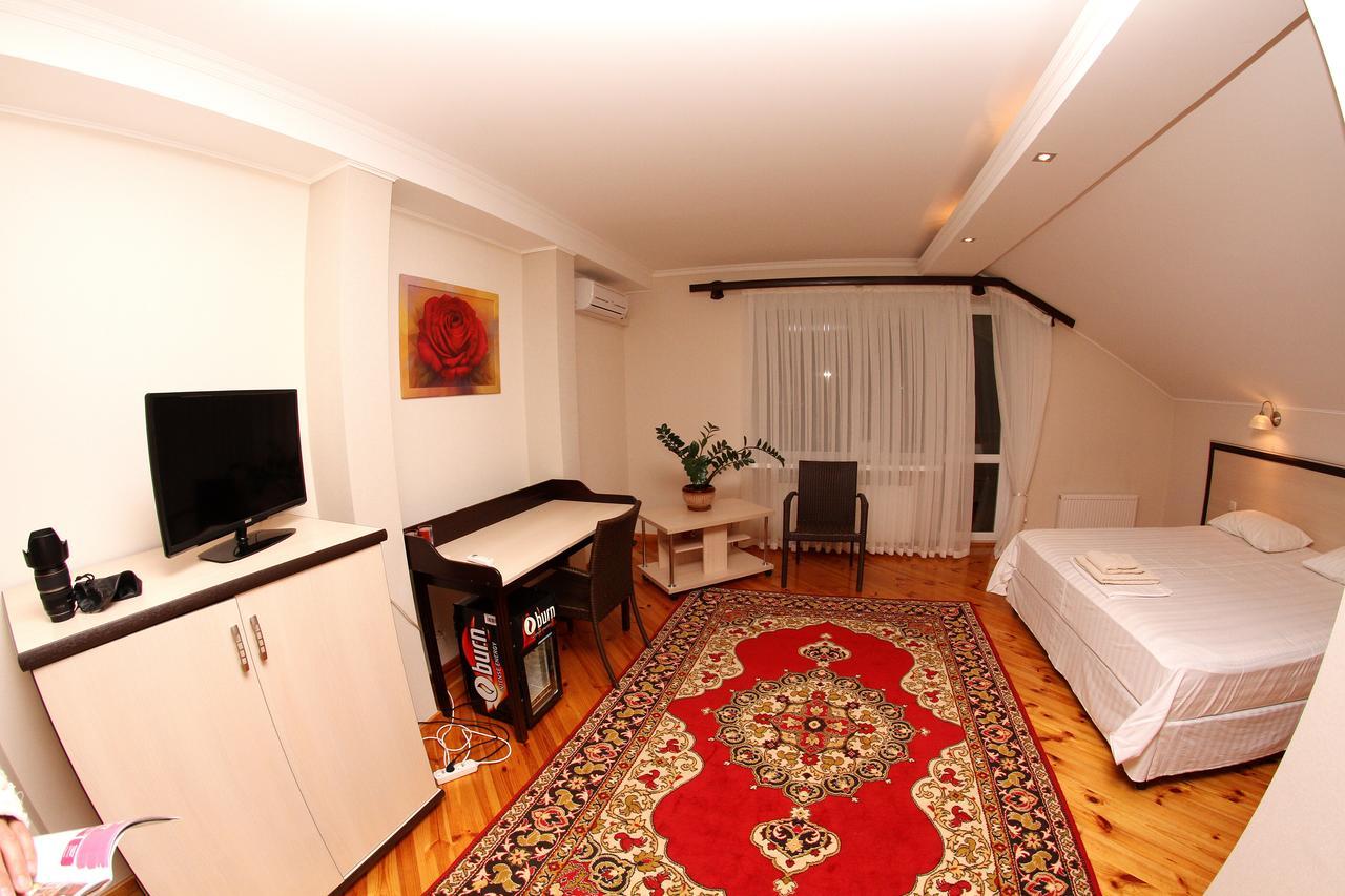 Uyut Hotell Tjernihiv Exteriör bild