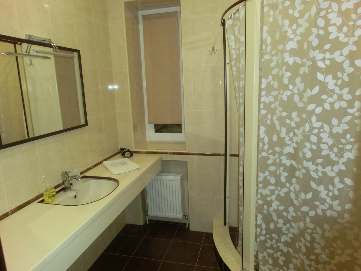Uyut Hotell Tjernihiv Exteriör bild