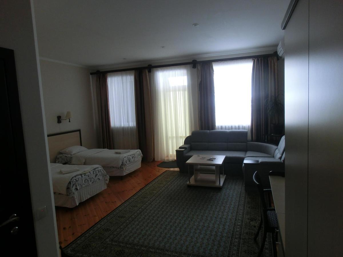 Uyut Hotell Tjernihiv Exteriör bild
