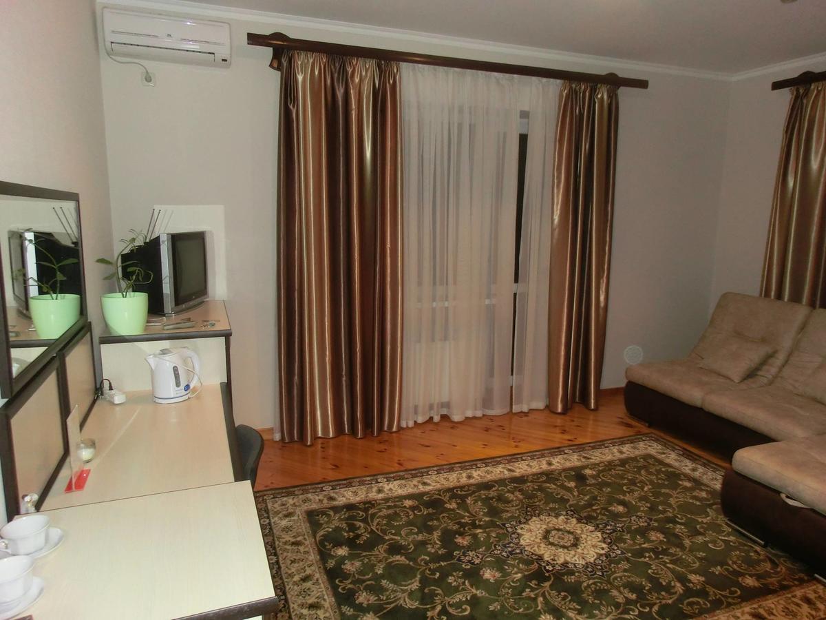 Uyut Hotell Tjernihiv Exteriör bild