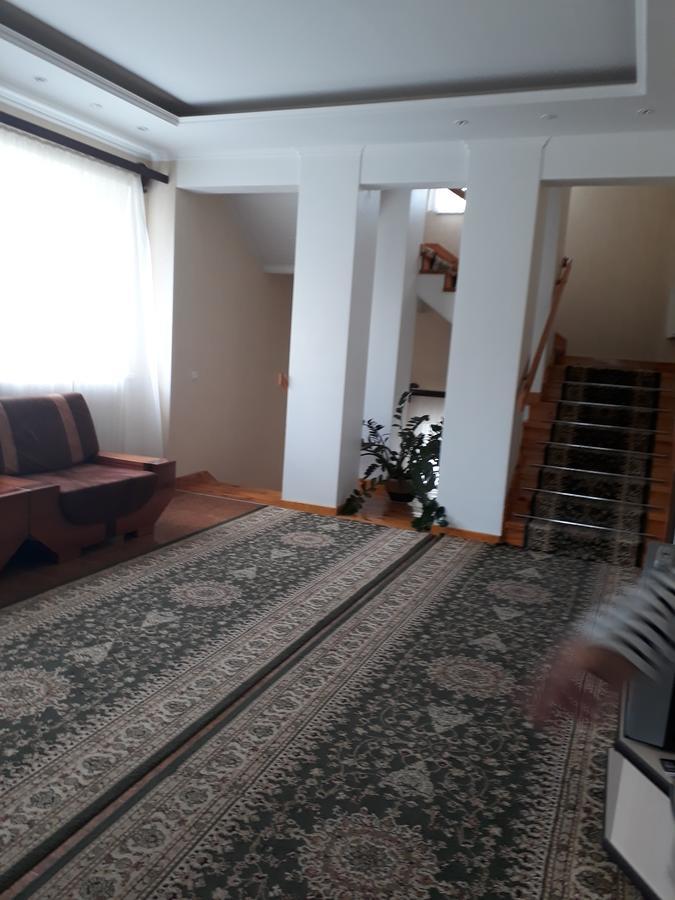 Uyut Hotell Tjernihiv Exteriör bild